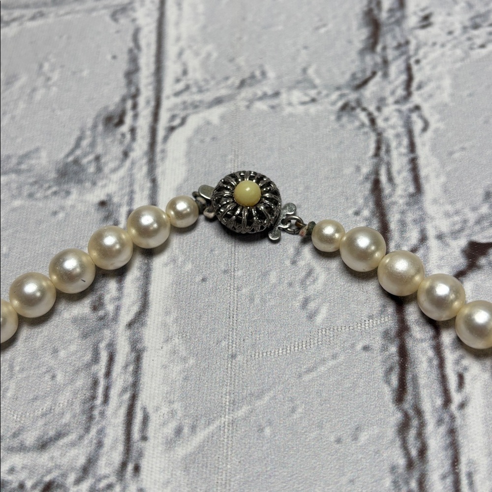 Sarah Coventry Faux Pearl Vintage 24 inch Necklace - Picture 4 of 9